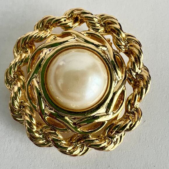 Vintage Domed Faux Pearl Gold Tone Vintage Classic Sophisticated Scarf Clip - Picture 2 of 6